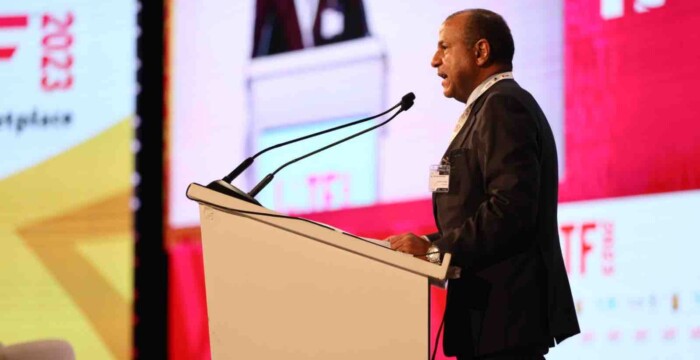 السيد /عمرو ابوالعيون امام مؤتمر القمة في المعرض الافريقي للتجارة البينية نائبا عن السيد / احمد الوكيل رئيس الاتحاد العام للغرف التجارية المصرية